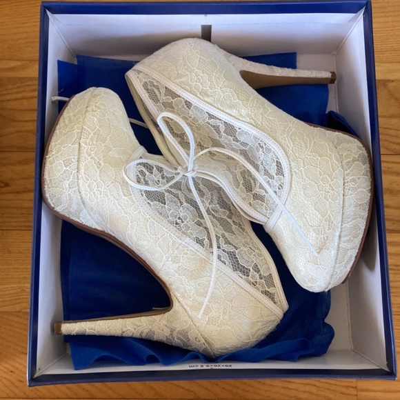 Ivory Lace Satin Pumps - Picture 5 of 6